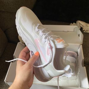Women’s SIZE 8 Air Max